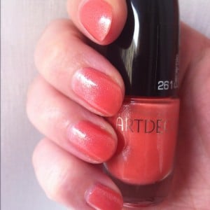 Nagellacke in der neuen Frühlingsfarbe Coral