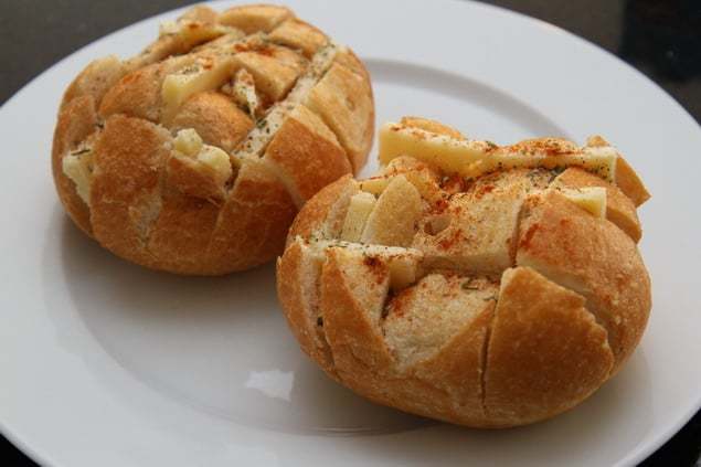 Käsebrötchen, eine einfache Grillbeilage