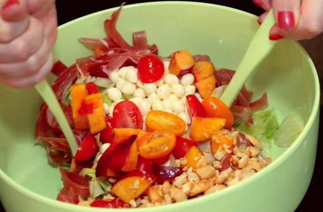 Sommersalat mit Nektarinen und Rohschinken an Orangen-Dressing