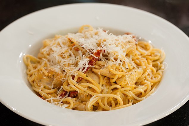 Spaghetti mit getrockneten Tomaten, Chicken & Knoblauch