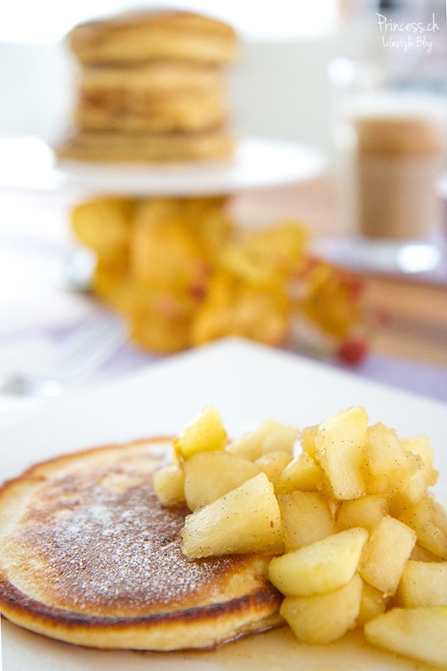 Vanille-Zimt Pancakes mit Apfelkompott