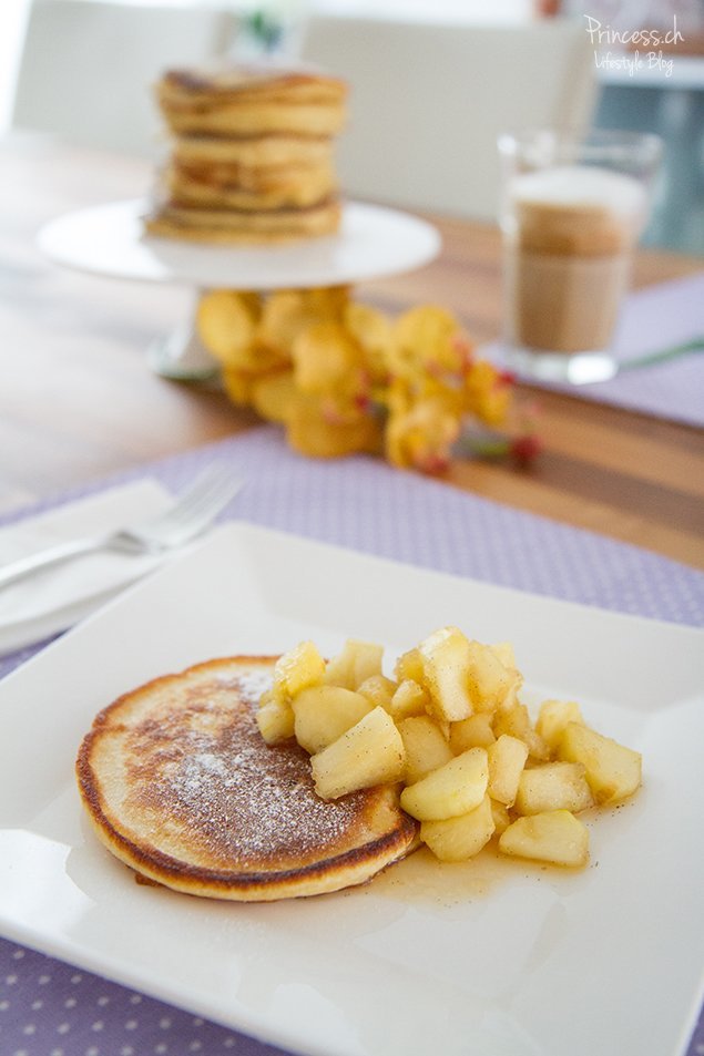 Vanille-Zimt Pancakes mit Apfelkompott