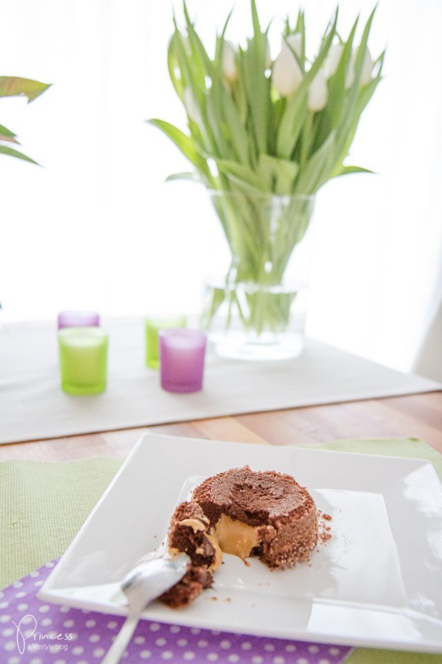 Schokoladen Küchlein mit flüssigem Peanutbutter Kern