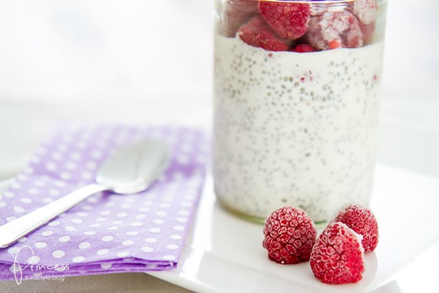 Chia Pudding mit Kokosnussmilch und Himbeeren