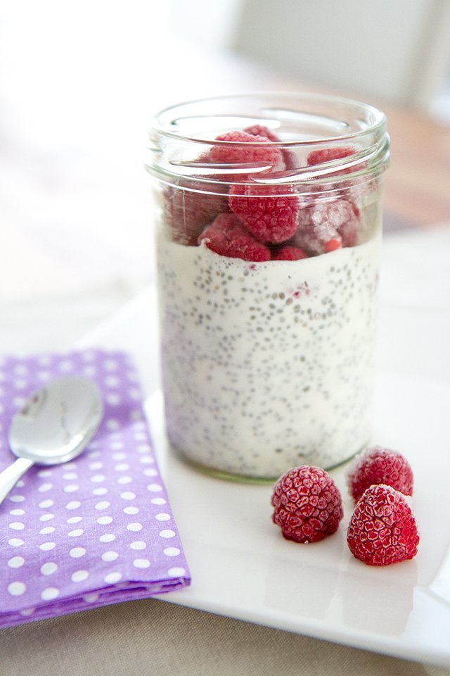 Chia Pudding mit Kokosnussmilch und Himbeeren