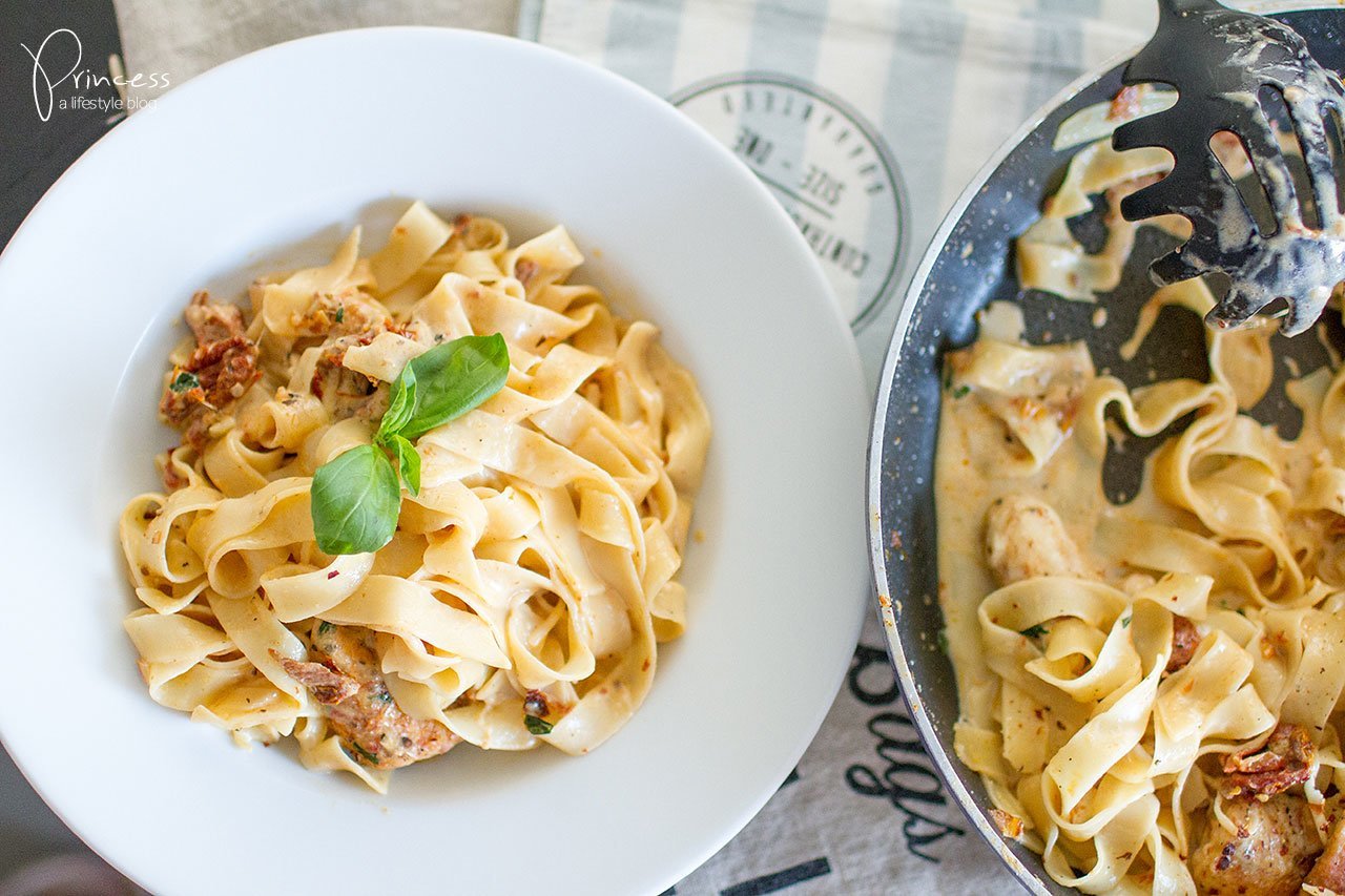 Chicken Mozzarella Pasta mit getrockneten Tomaten