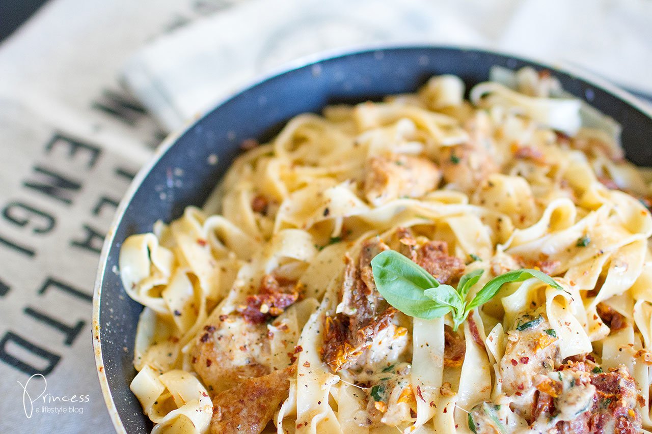 Chicken Mozzarella Pasta mit getrockneten Tomaten