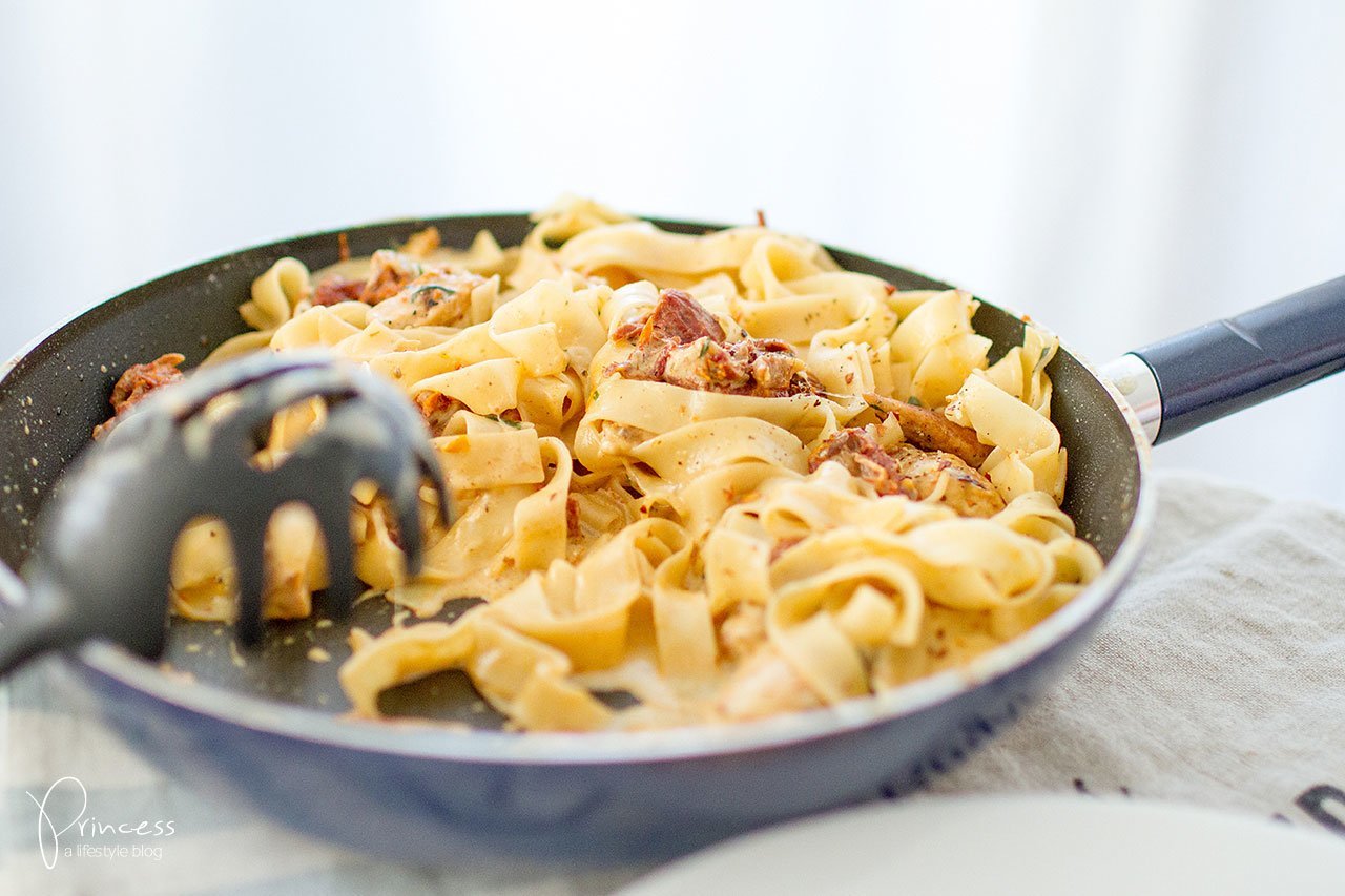 Chicken Mozzarella Pasta mit getrockneten Tomaten