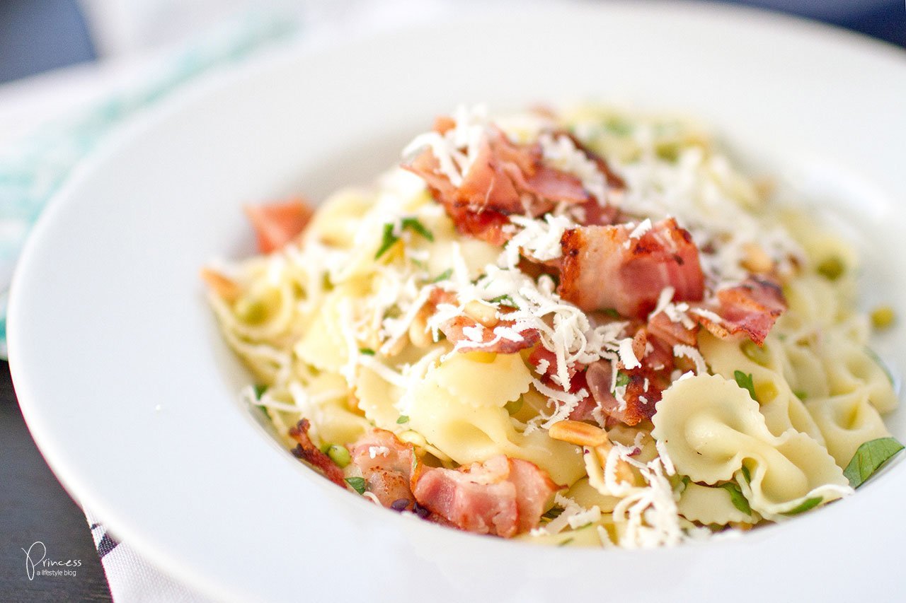 Farfalle mit Bacon, Erbsen, Sprossen und Pinienkernen