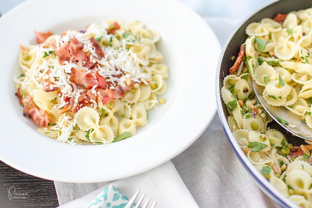 Farfalle mit Bacon, Erbsen, Sprossen und Pinienkernen