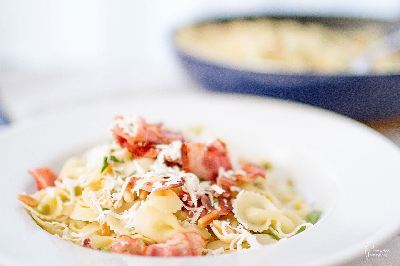 Farfalle mit Bacon, Erbsen, Sprossen und Pinienkernen