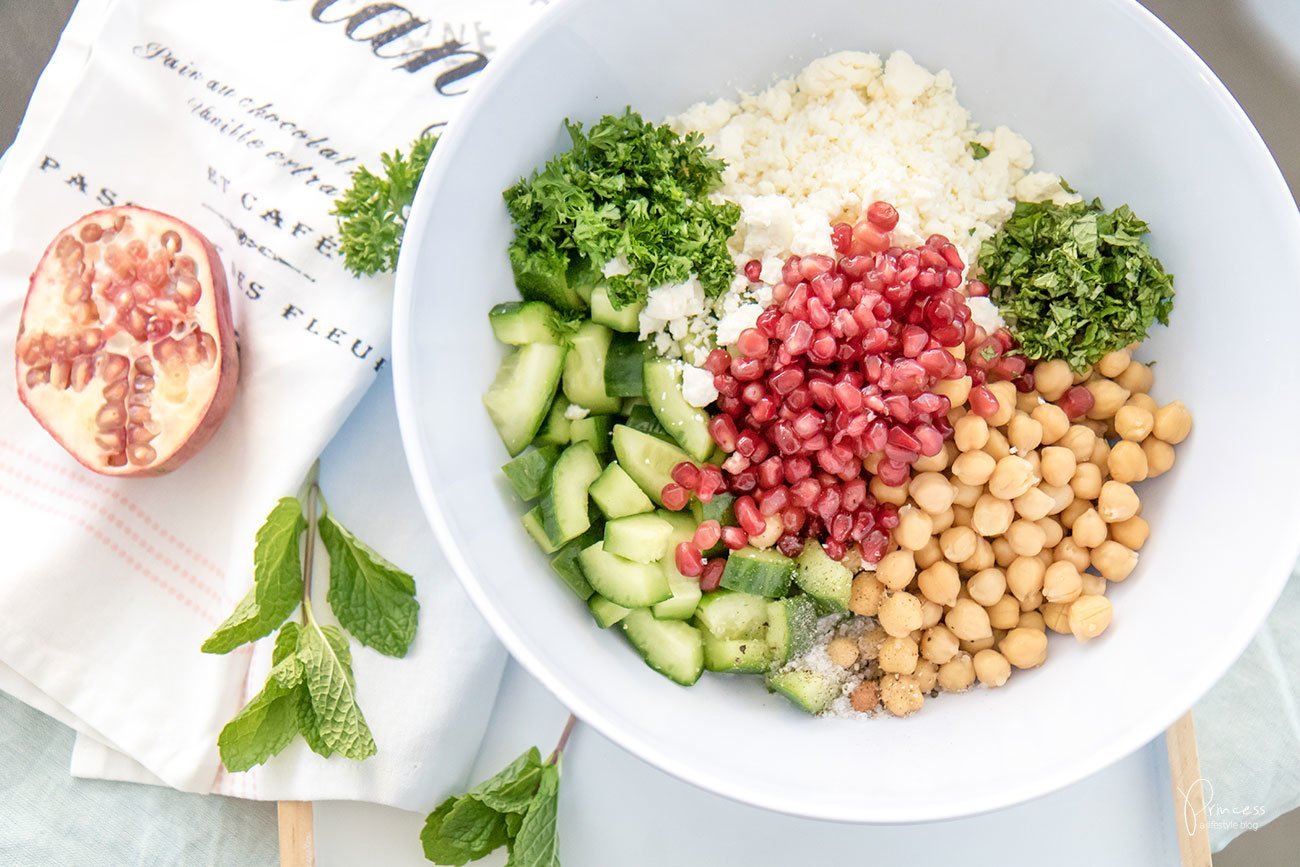 Kichererbsen Salat mit Granatapfel und Balsamico Dressing