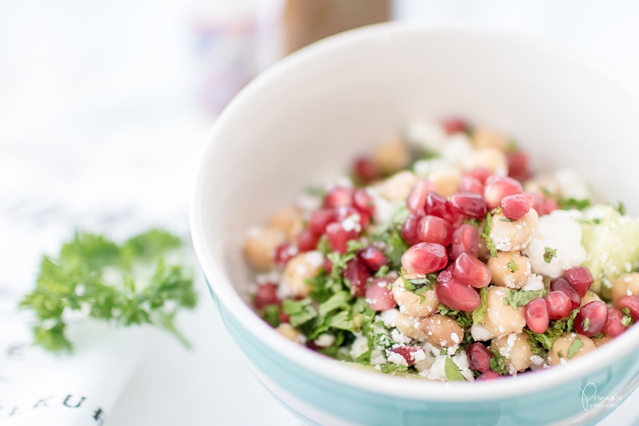 Kichererbsen Salat mit Granatapfel und Balsamico Dressing