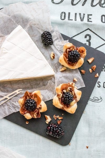 Apéro oder Brunch-Idee: Brombeer Brie Mini-Tarts