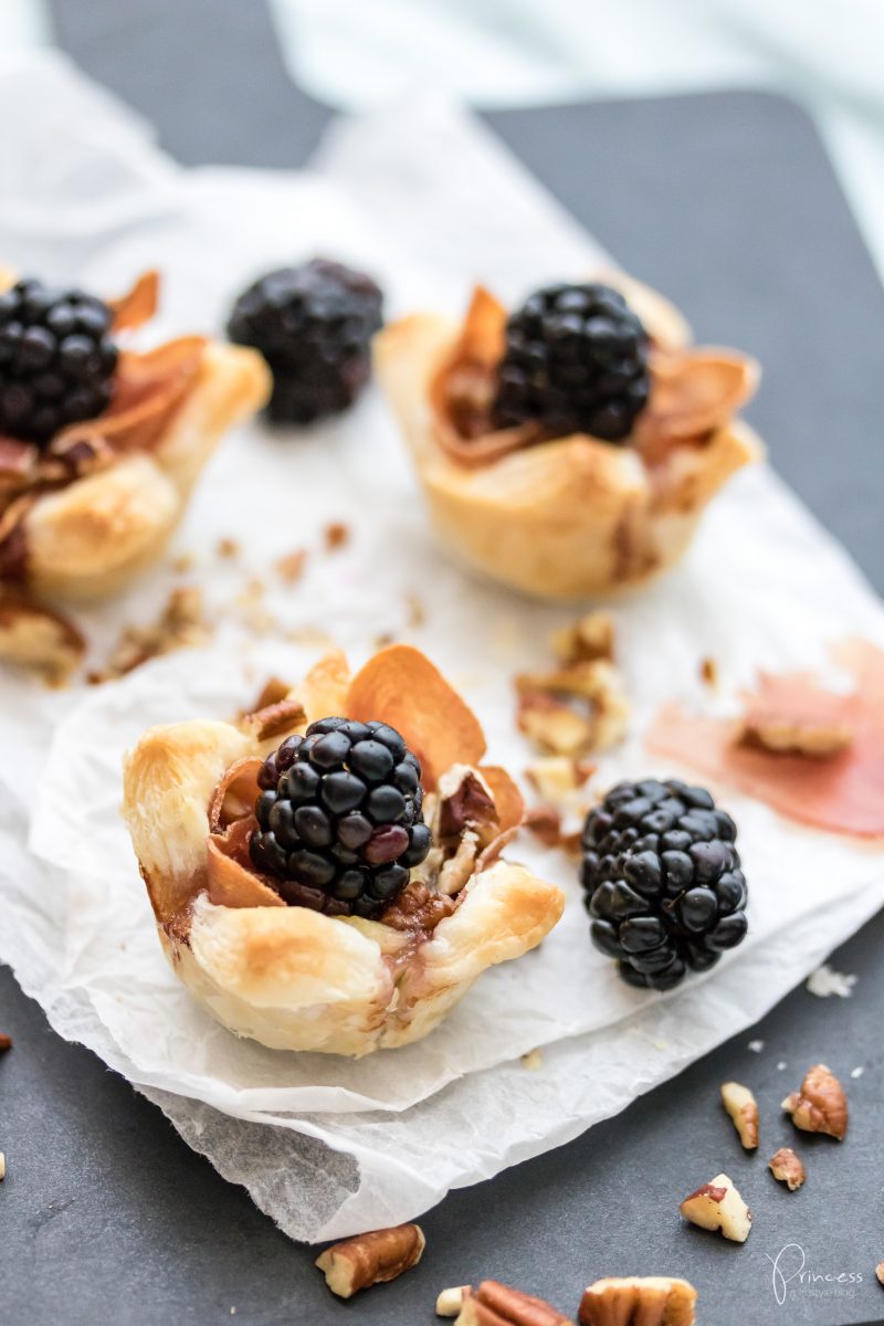 Apéro oder Brunch-Idee: Brombeer Brie Mini-Tarts