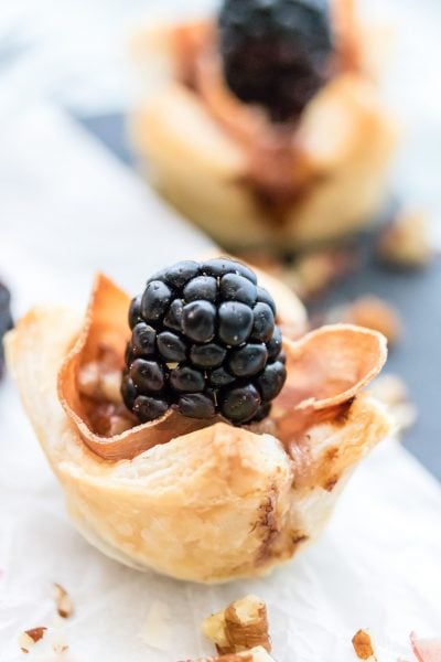 Apéro oder Brunch-Idee: Brombeer Brie Mini-Tarts