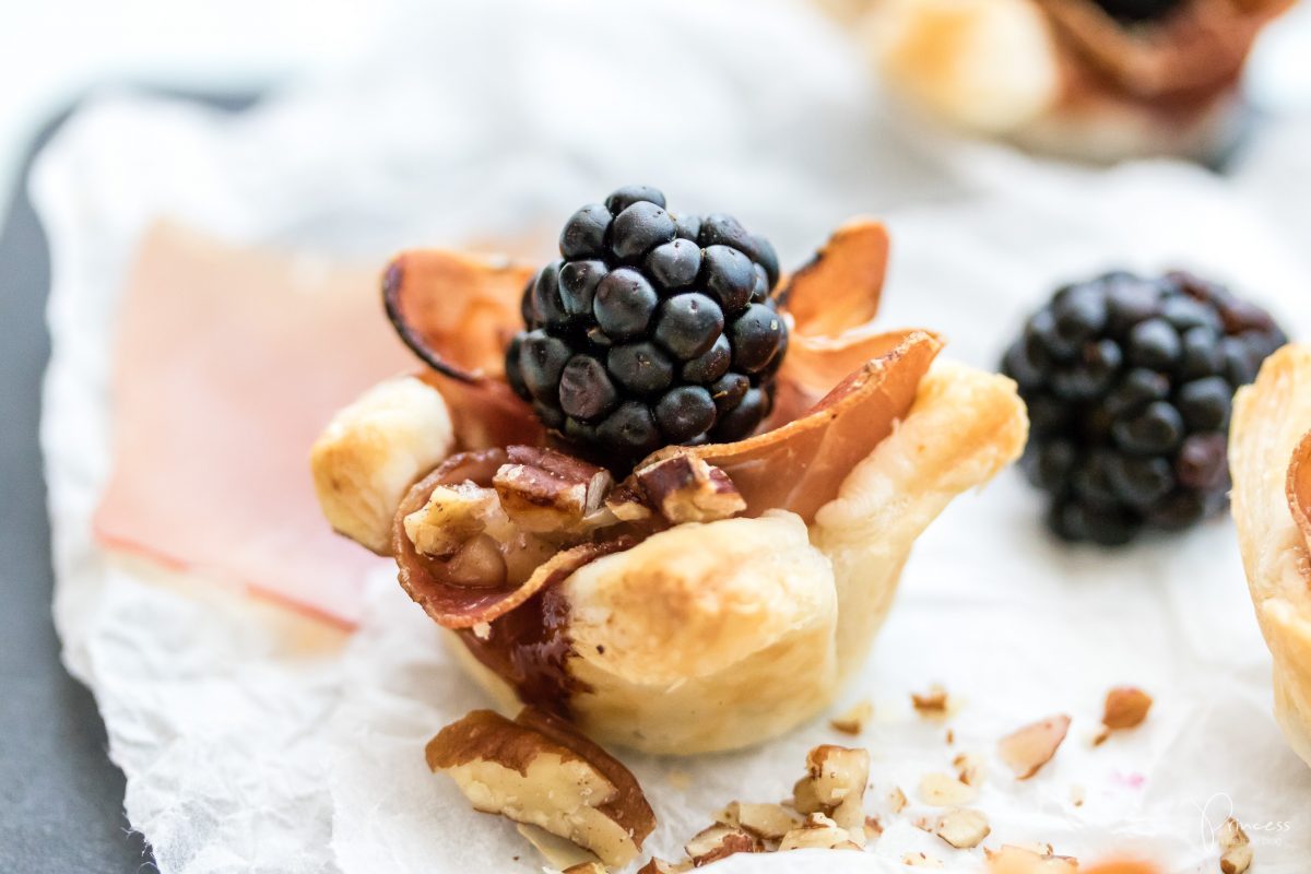 Apéro oder Brunch-Idee: Brombeer Brie Mini-Tarts