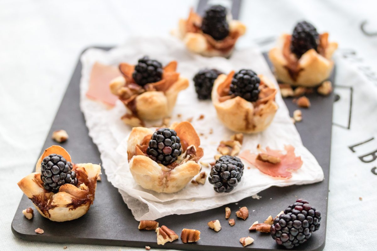 Apéro oder Brunch-Idee: Brombeer Brie Mini-Tarts