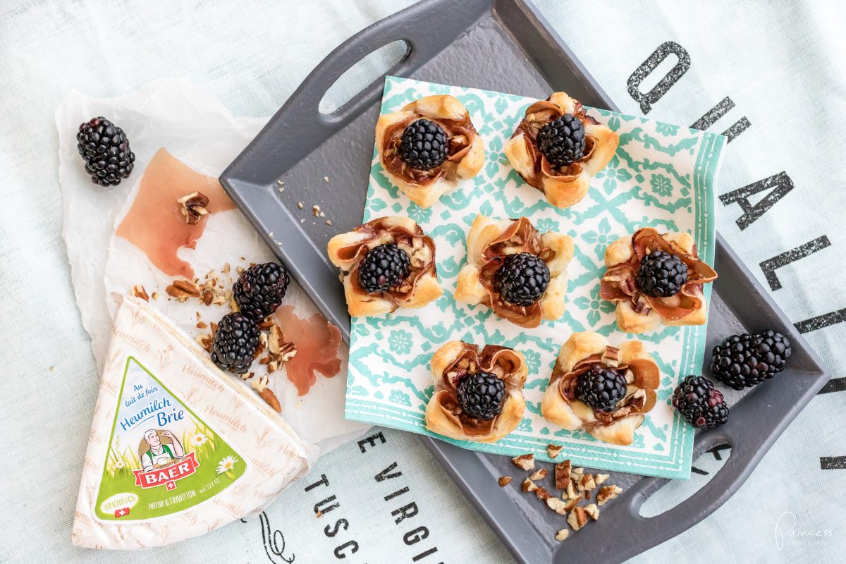 Apéro oder Brunch-Idee: Brombeer Brie Mini-Tarts