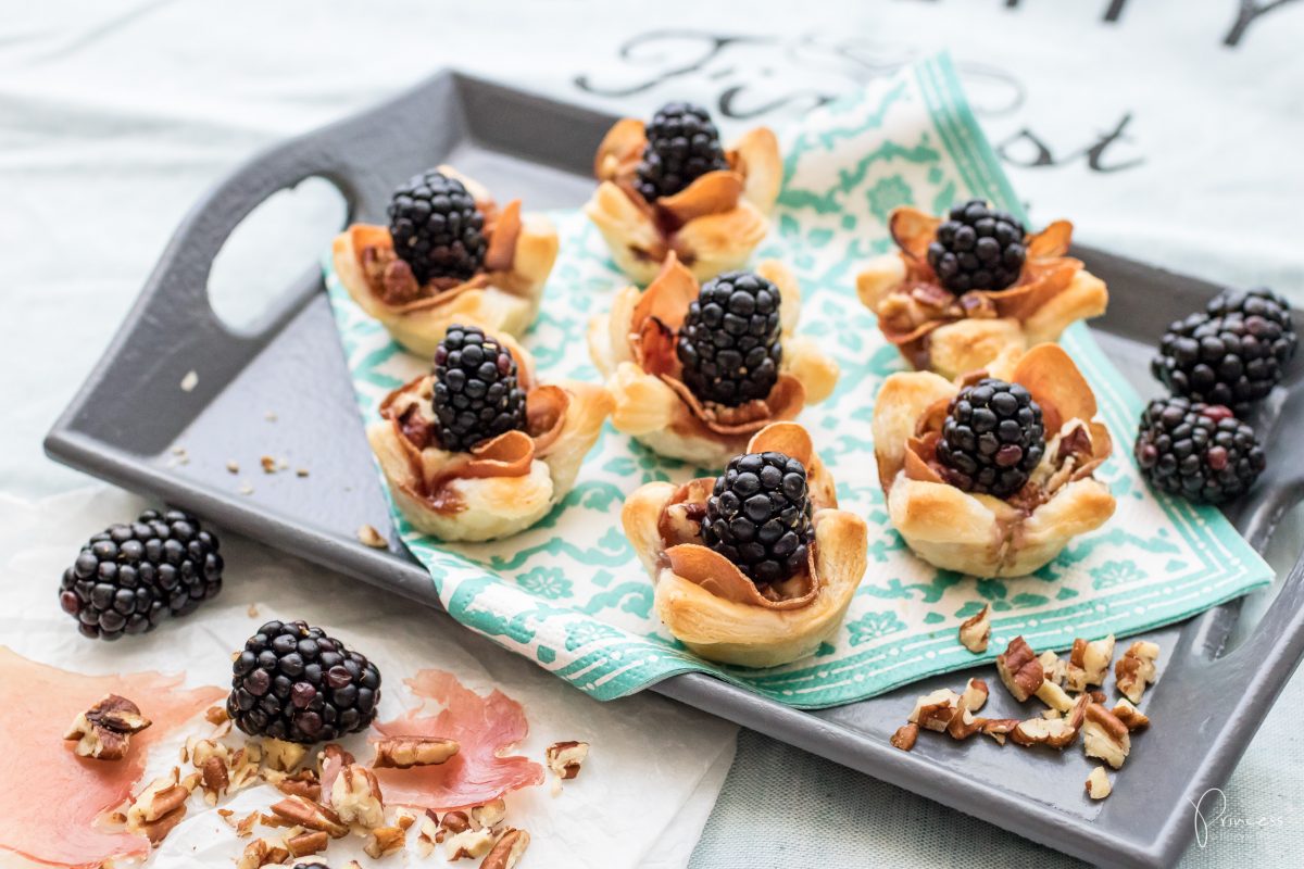 Apéro oder Brunch-Idee: Brombeer Brie Mini-Tarts