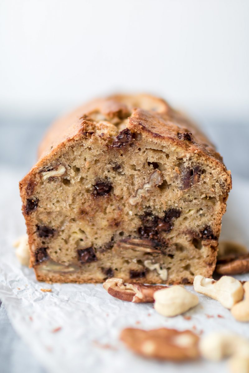 Bananenbrot mit Schokolade und Nüssen