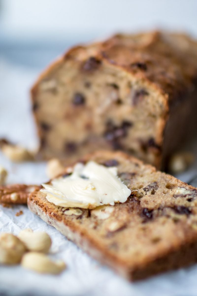 Bananenbrot mit Schokolade und Nüssen