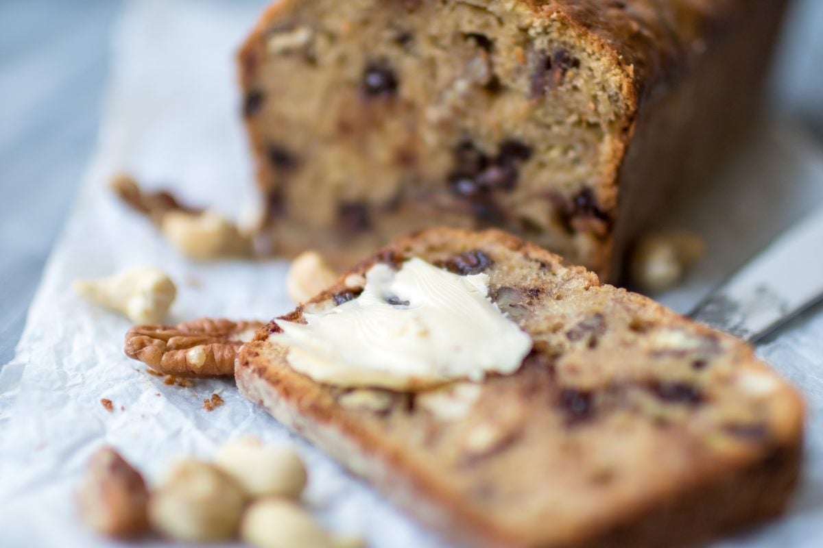 Bananenbrot mit Schokolade und Nüssen