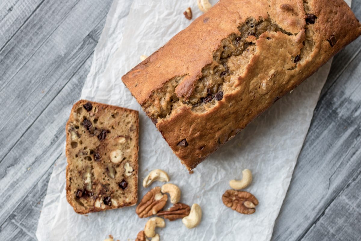 Bananenbrot mit Schokolade und Nüssen