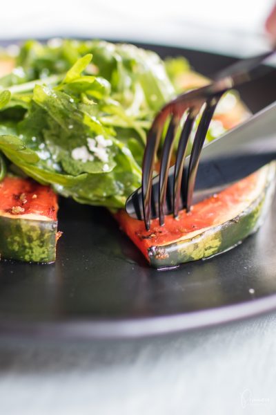 Wassermelone vom Grill mit Feta-Rucola-Salat - super leicht und lecker!