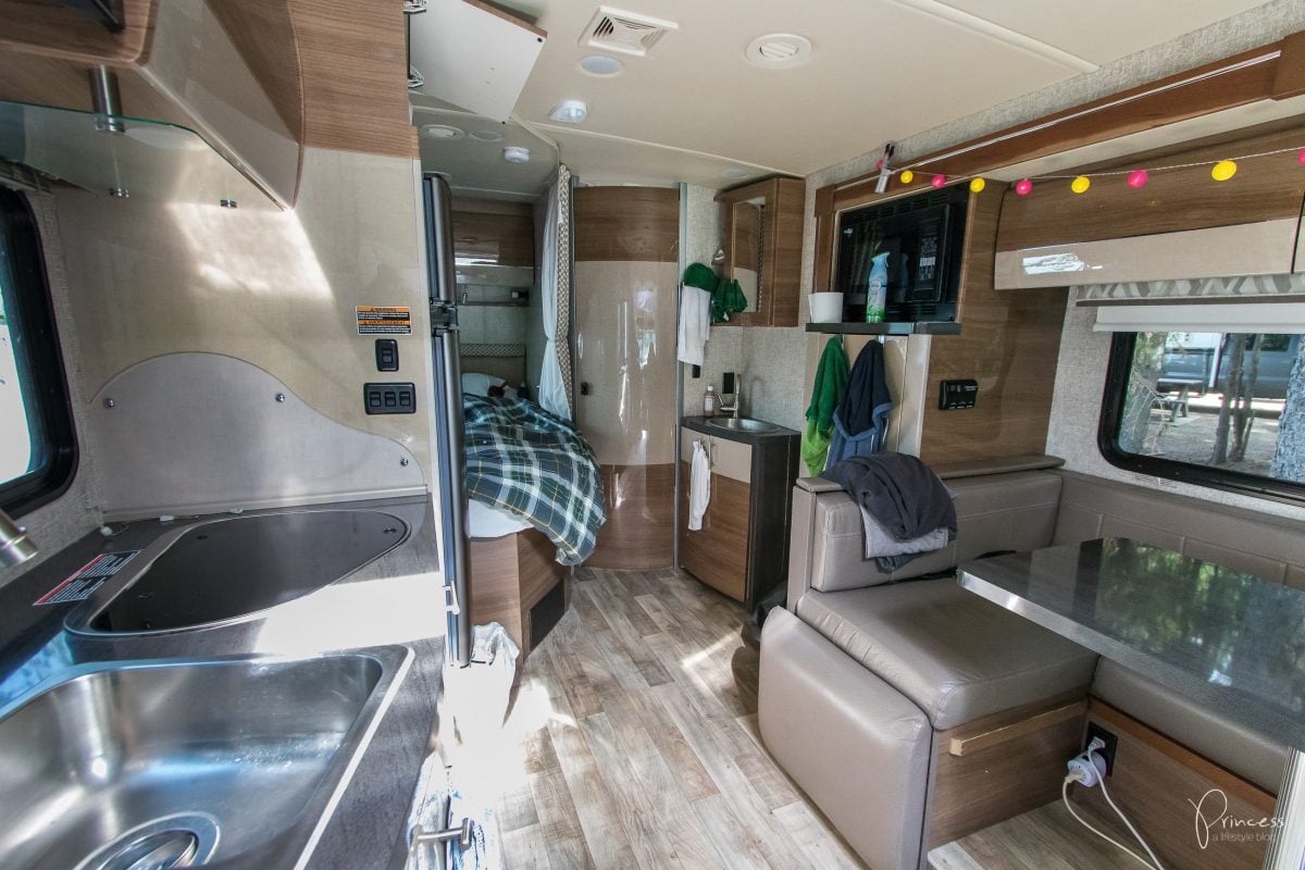 RV-Rental Kanada: Mercedes Navion MH 2016 mit Roomtour