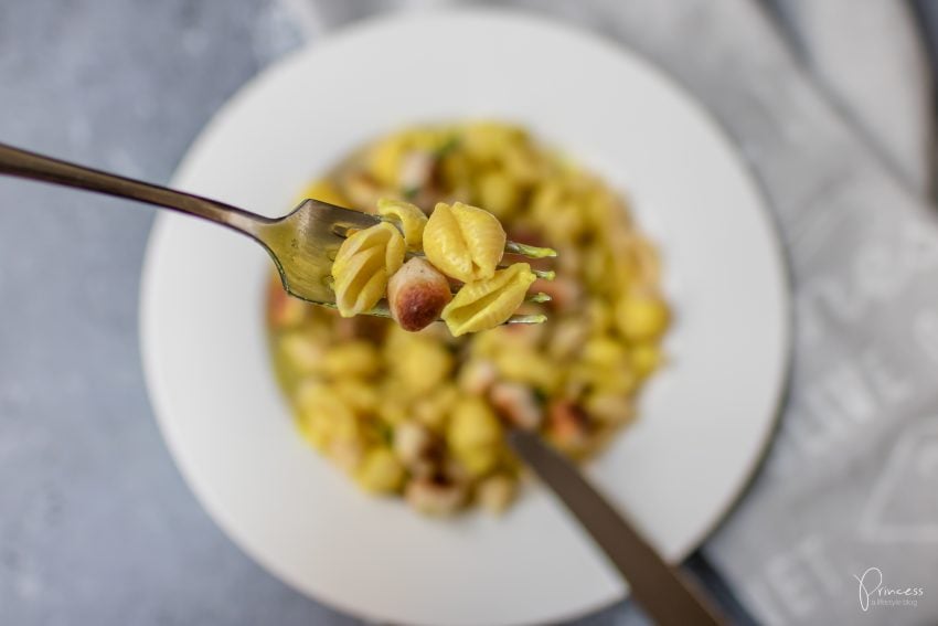 Brätkügeli mit Currysauce und Pasta