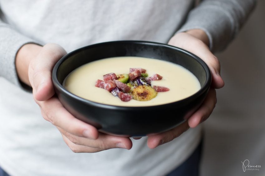 Suppe mit Wintergemüse: Pastinaken-Apfel mit Rosenkohl und Salsiz