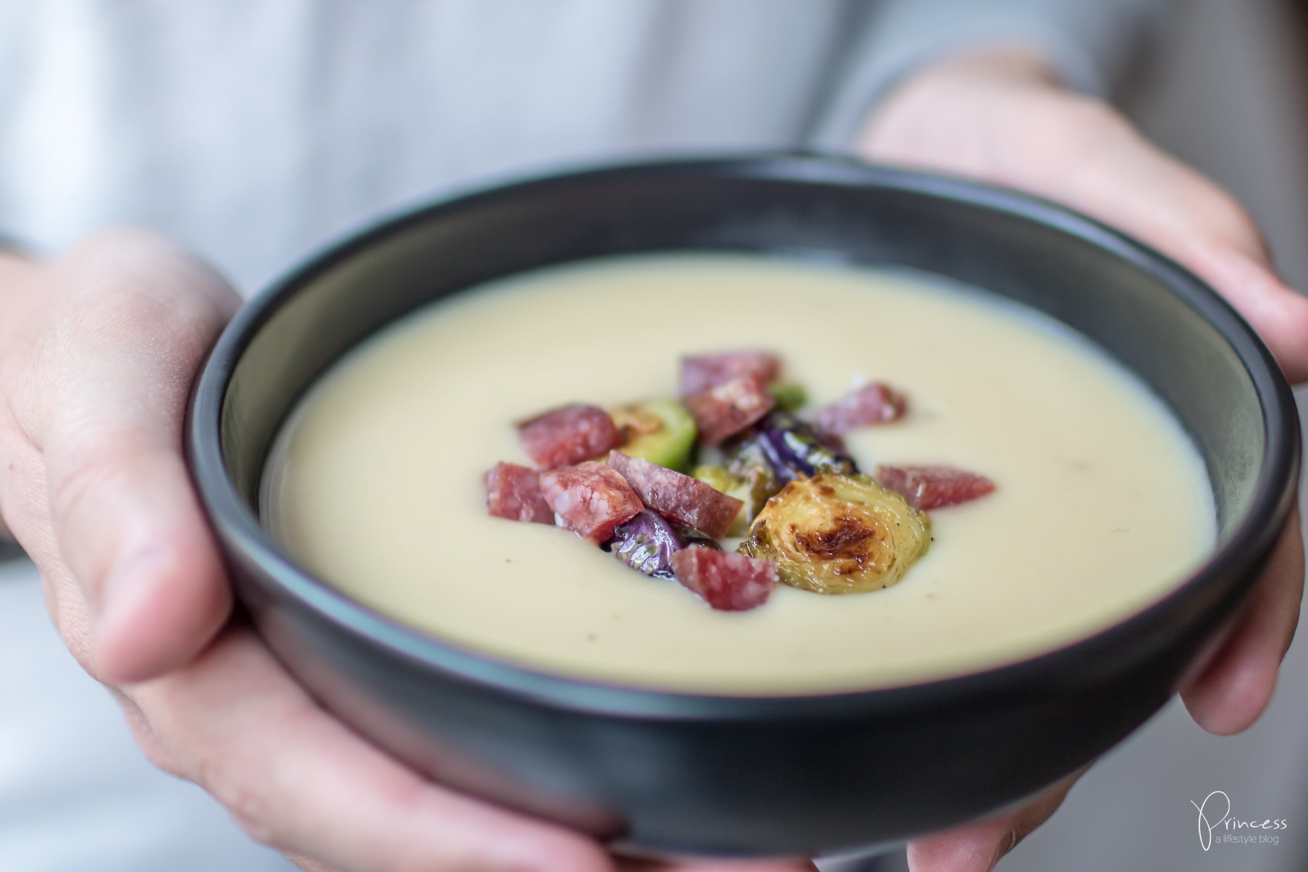 Suppe mit Wintergemüse: Pastinaken-Apfel mit Rosenkohl und Salsiz