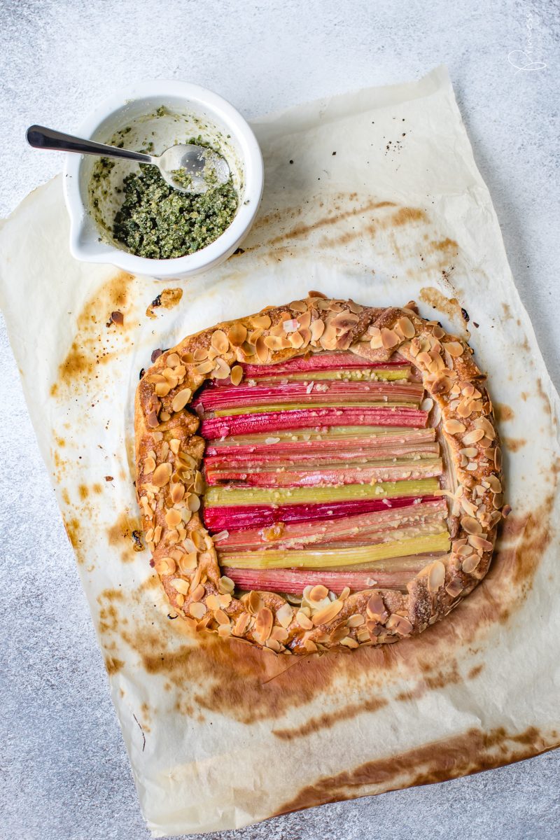 Rhabarber-Galette mit Minz-Pesto