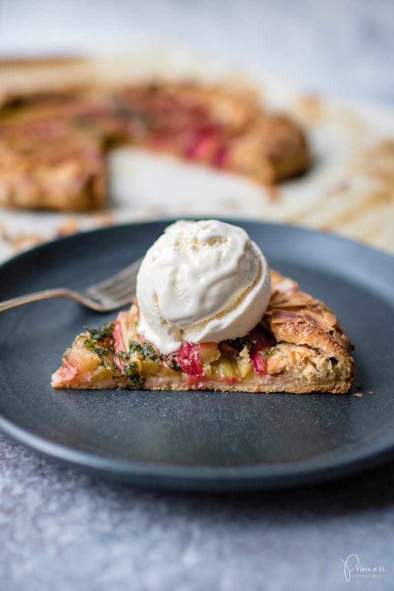 Rhabarber-Galette mit Minz-Pesto