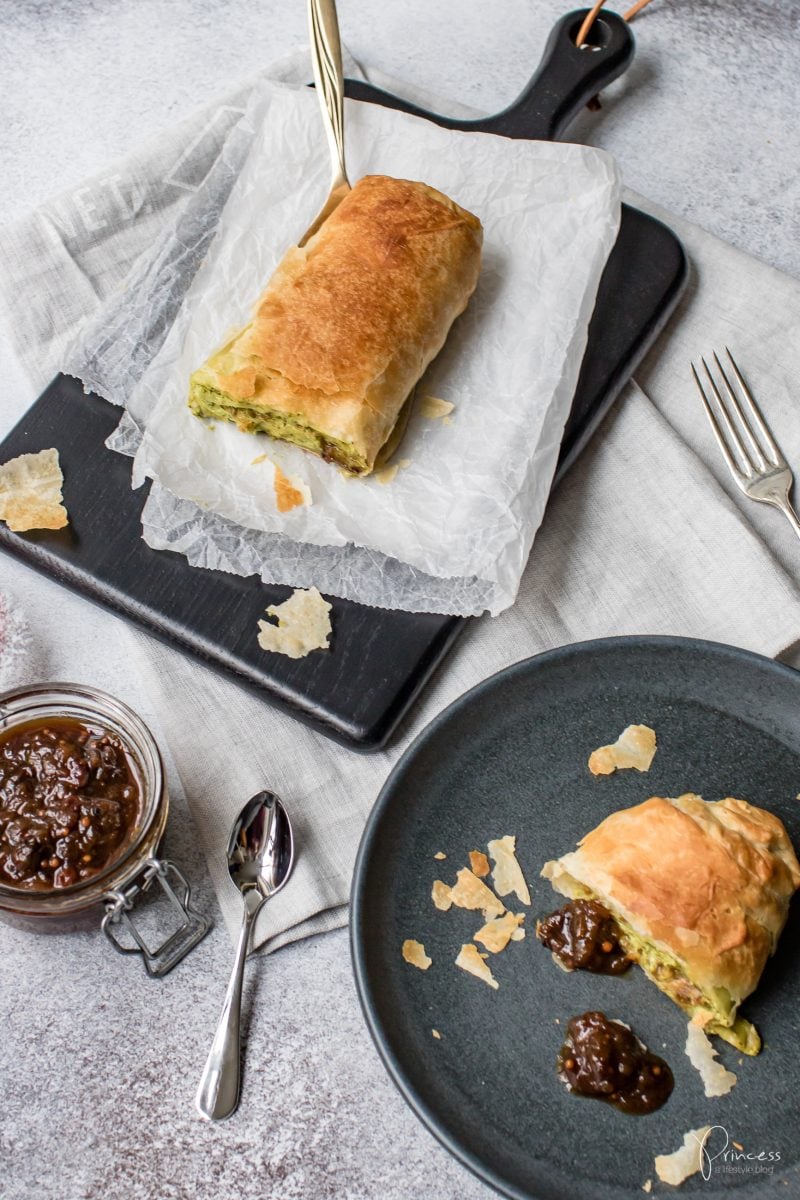 Bärlauch-Feta-Strudel mit Rhabarber Chutney