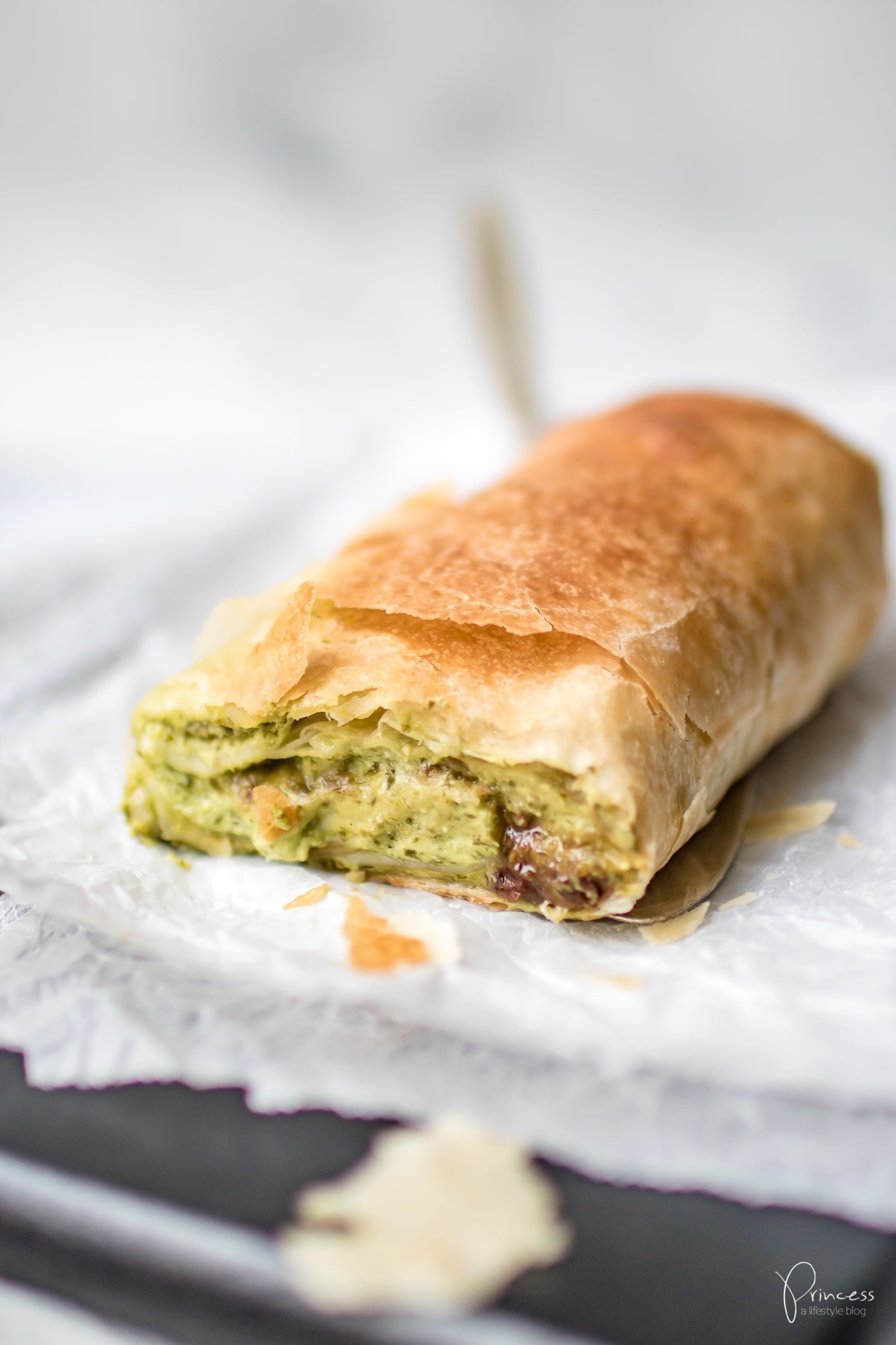 Bärlauch-Feta-Strudel mit Rhabarber Chutney