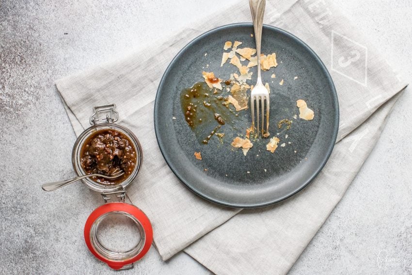 Bärlauch-Feta-Strudel mit Rhabarber Chutney