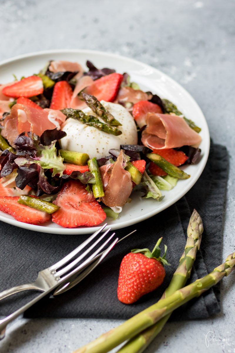 Salat mit grünem Spargel, Erdbeeren & Burrata