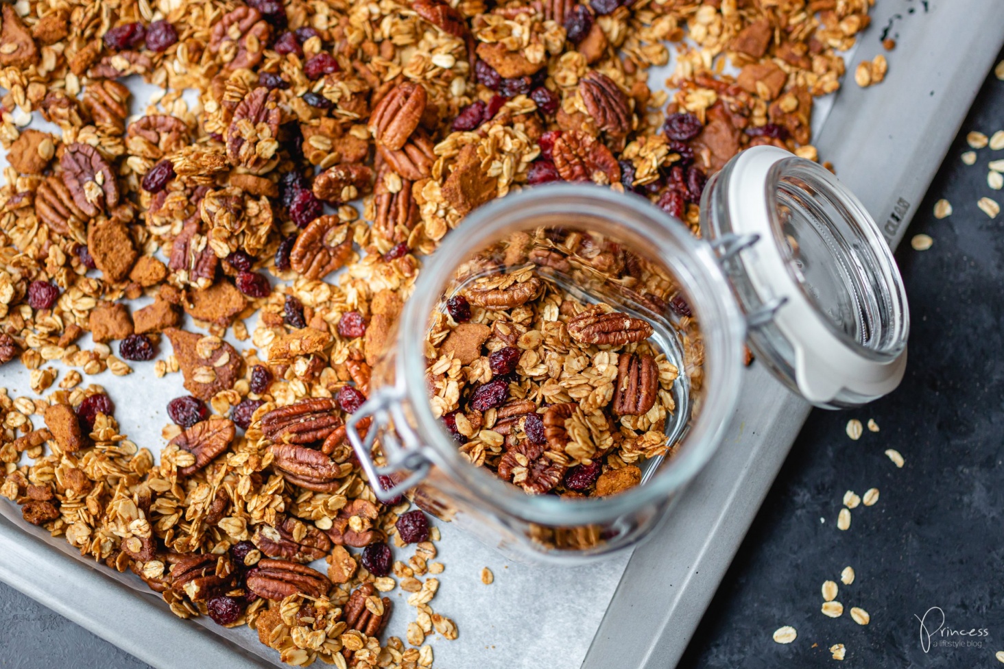 Knuspermüsli: selbstgemachtes Granola ohne Zucker | Rezept