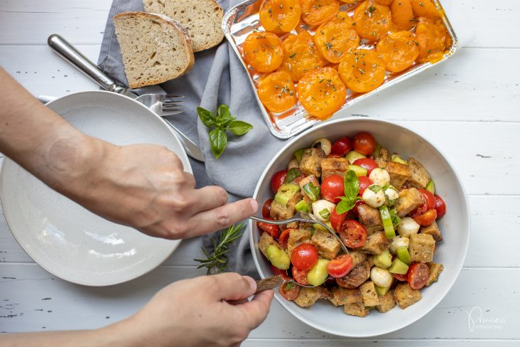 Sommerlicher Brotsalat alias Toskanischer Panzanella Salat als Grill Beilage