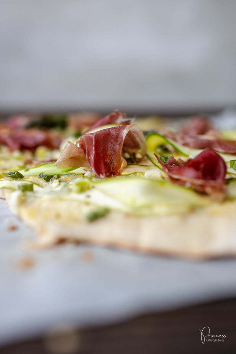 Grüner Spargel Flammkuchen