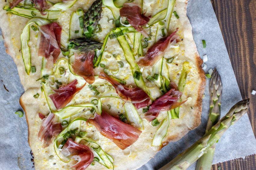 Grüner Spargel Flammkuchen