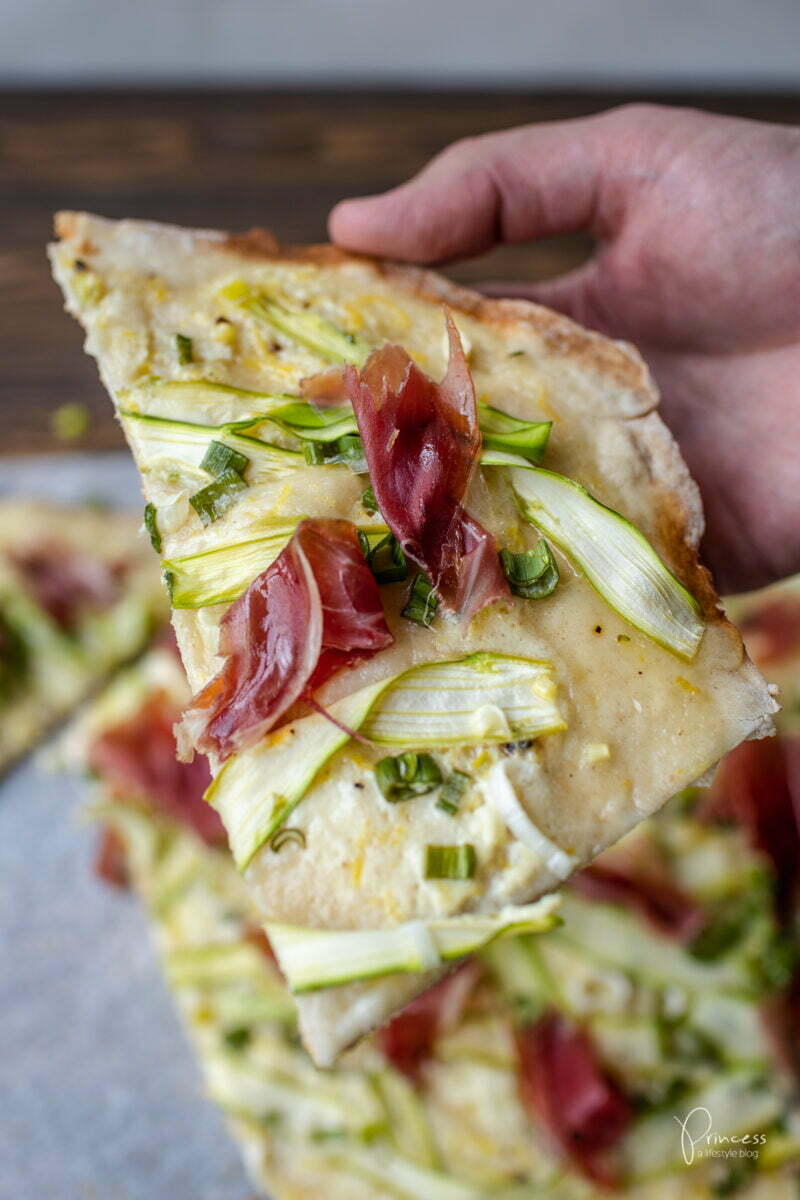 Grüner Spargel Flammkuchen