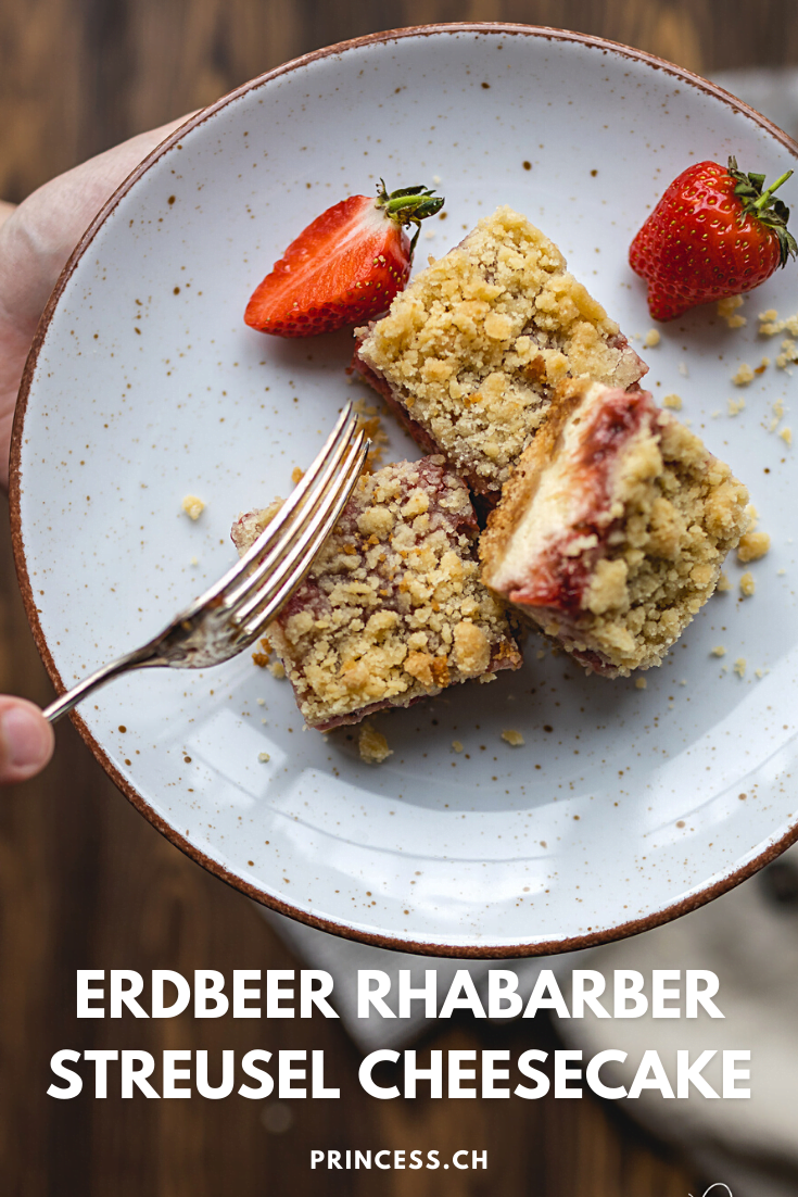 Erdbeer Rhabarber Streusel Cheesecake