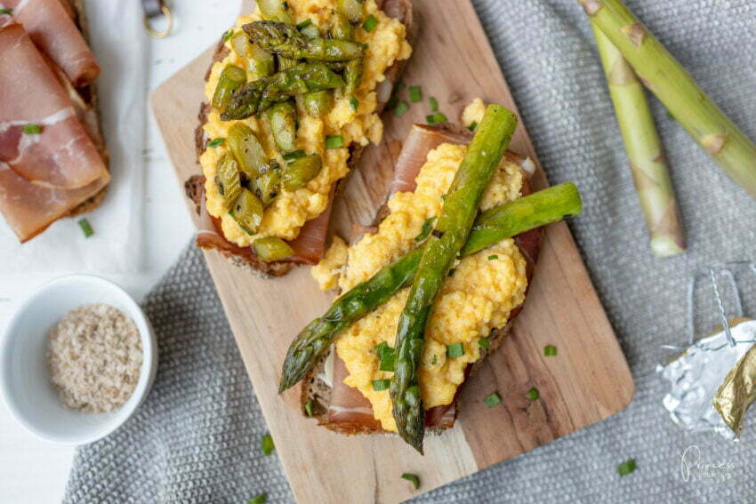 Grüner Spargel Rührei Toast