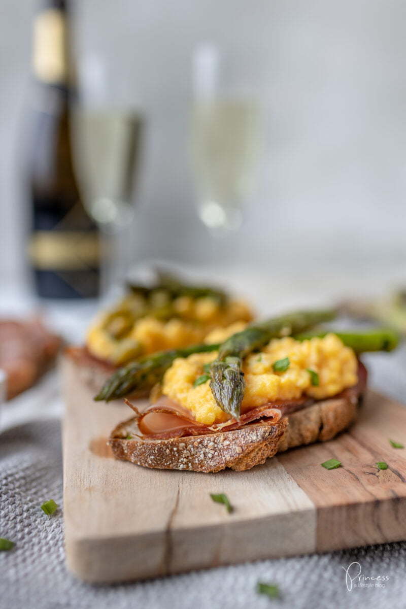 Grüner Spargel Rührei Toast