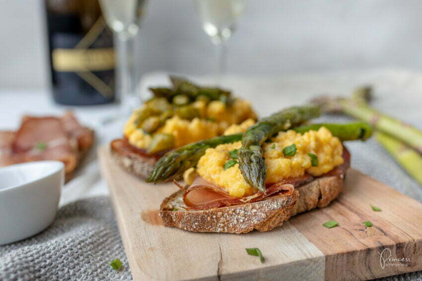 Grüner Spargel Rührei Toast