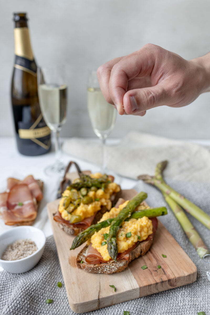 Grüner Spargel Rührei Toast