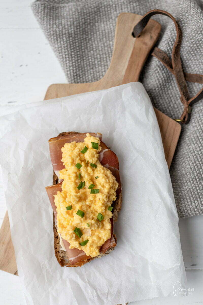 Grüner Spargel Rührei Toast